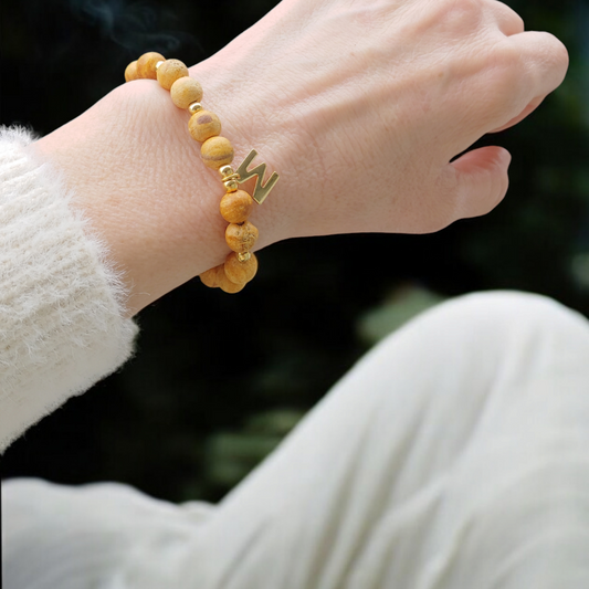 Pulsera de Palo Santo Personalizada con Inicial – Bienestar y Estilo Único