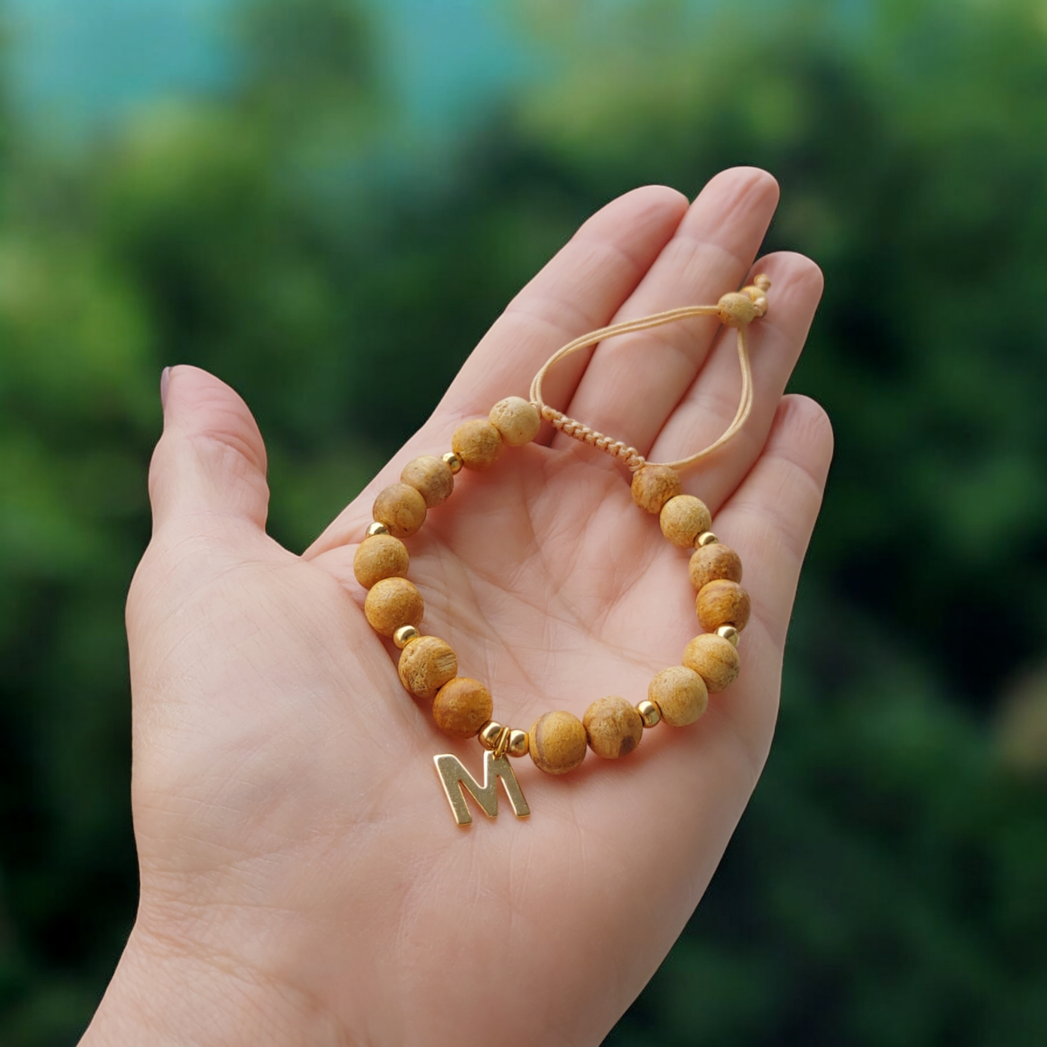 Pulsera de Palo Santo Personalizada con Inicial – Bienestar y Estilo Único