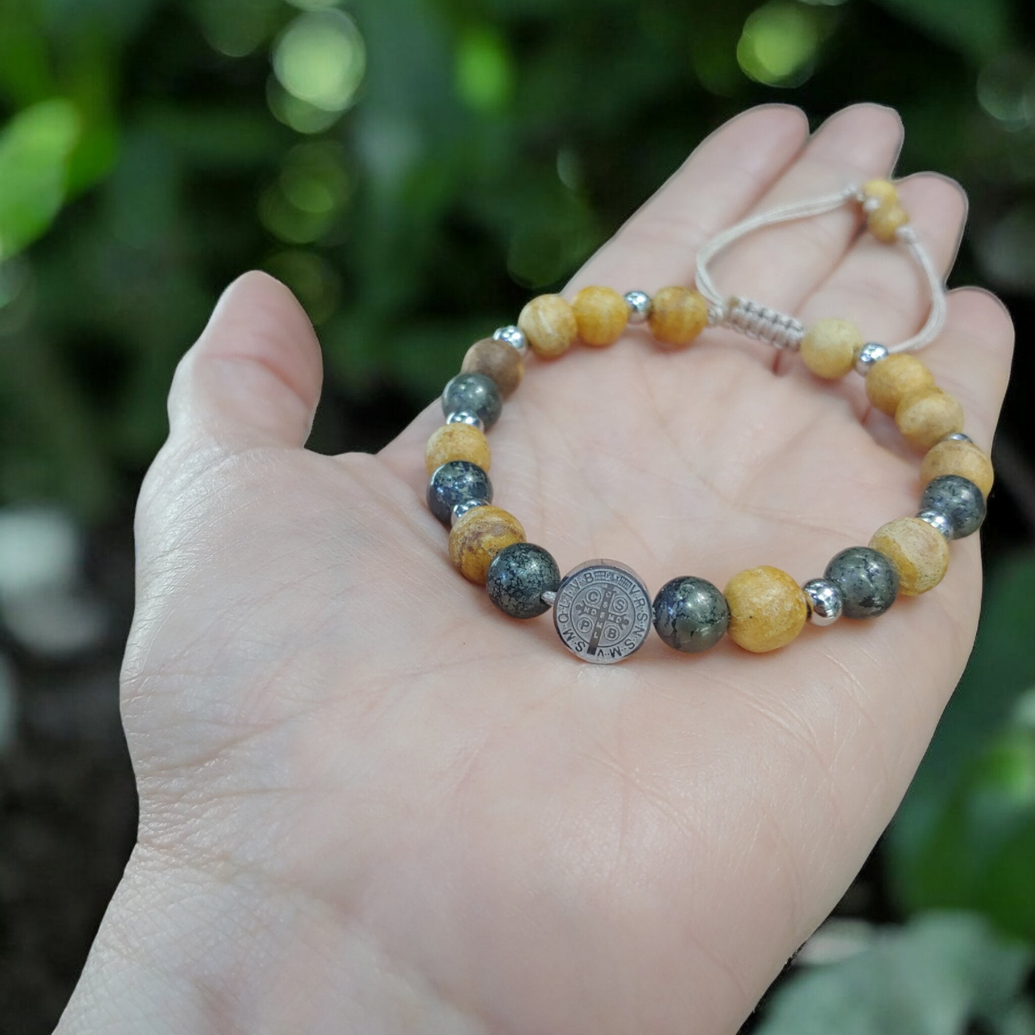 Pulsera Palo Santo, Pirita  y dije de San Benito 